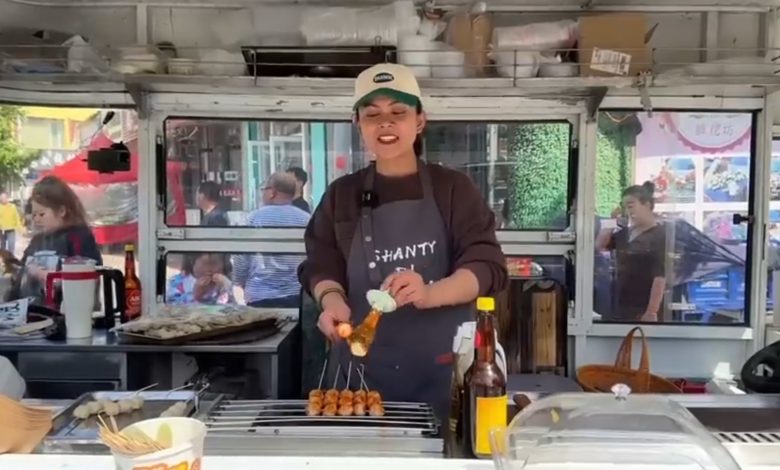 YouTuber Uni Shanty Sukses Jualan Makanan Indonesia di China 1 Screenshot 20240321 123517 YouTube